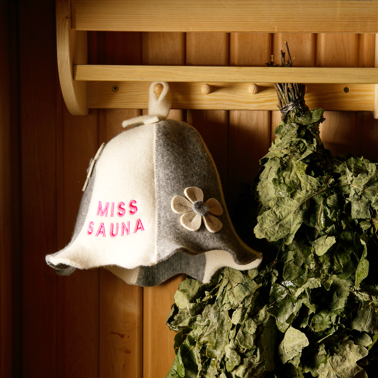 Two-tone wool sauna hat with decorative flowers and inscription